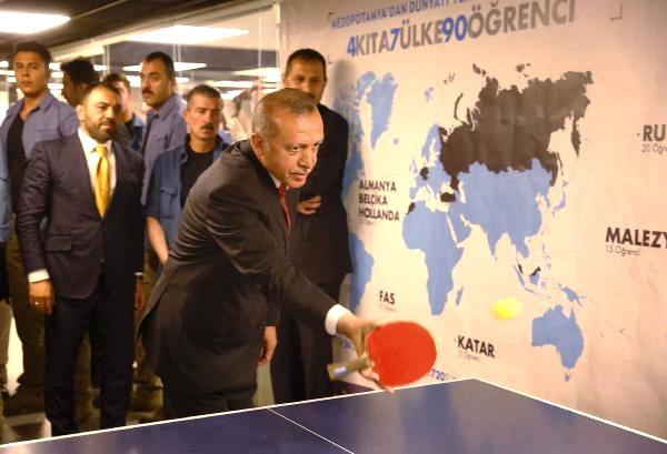 Cumhurbaşkanı Erdoğan, Gençlik Merkezi Ziyaretinde Masa Tenisi Oynadı