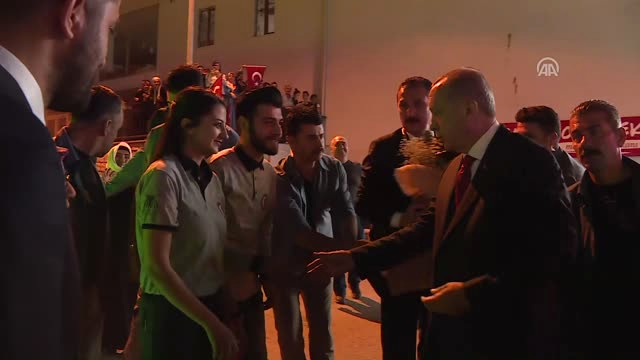 Cumhurbaşkanı Erdoğan, Gençlik Merkezini Ziyaret Etti (2)