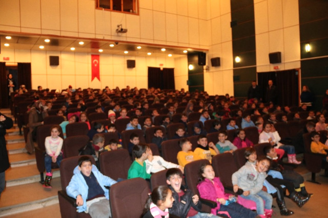 Köy Okulu Öğrencileri Tiyatroyla Buluştu