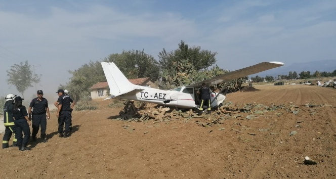 Yoldan çıkan uçağın pilotu: ‘Hava akımıyla uçak yolun soluna savruldu ve ağaçlara çarparak durdu’