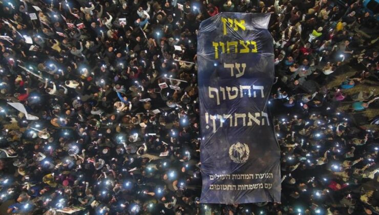 İsrailli esir yakınları Tel Aviv’de sokağa çıktı… “Herkes dönene kadar durmayacağız”