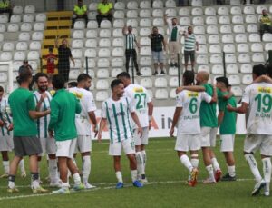 Bursaspor galibiyeti 6 taraftar ile kutladı