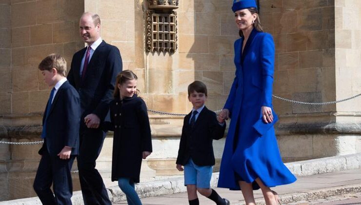 Sabah erkenden bir sesle uyandım… Yatak odasının kapısında kıkırdayıp duruyorlardı…