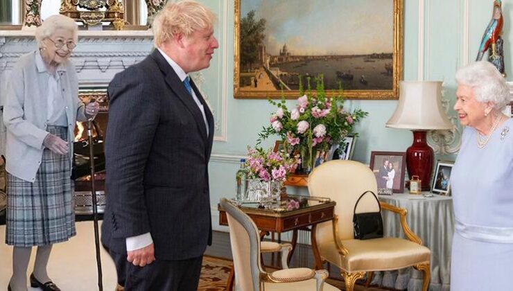 ‘Annem son nefesini en sevdiği yerde verdi’ demişti… Eski başbakandan çok konuşulacak yeni sav: Kraliçe Elizabeth kemik kanserinden öldü!