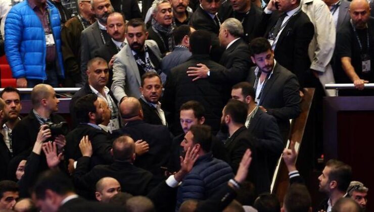Beşiktaş genel heyet toplantısında yumruklar ve sandalyeler havalarda uçuştu