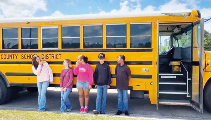 Sürücü bayıldı, otobüsü öğrenciler durdurdu